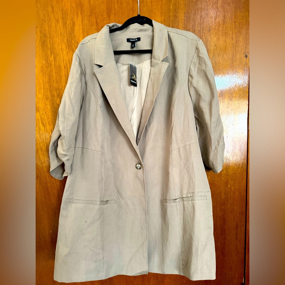 Torrid 5X, 5, 28W taupe short sleeve blazer. Lightweight fabric. NWT.